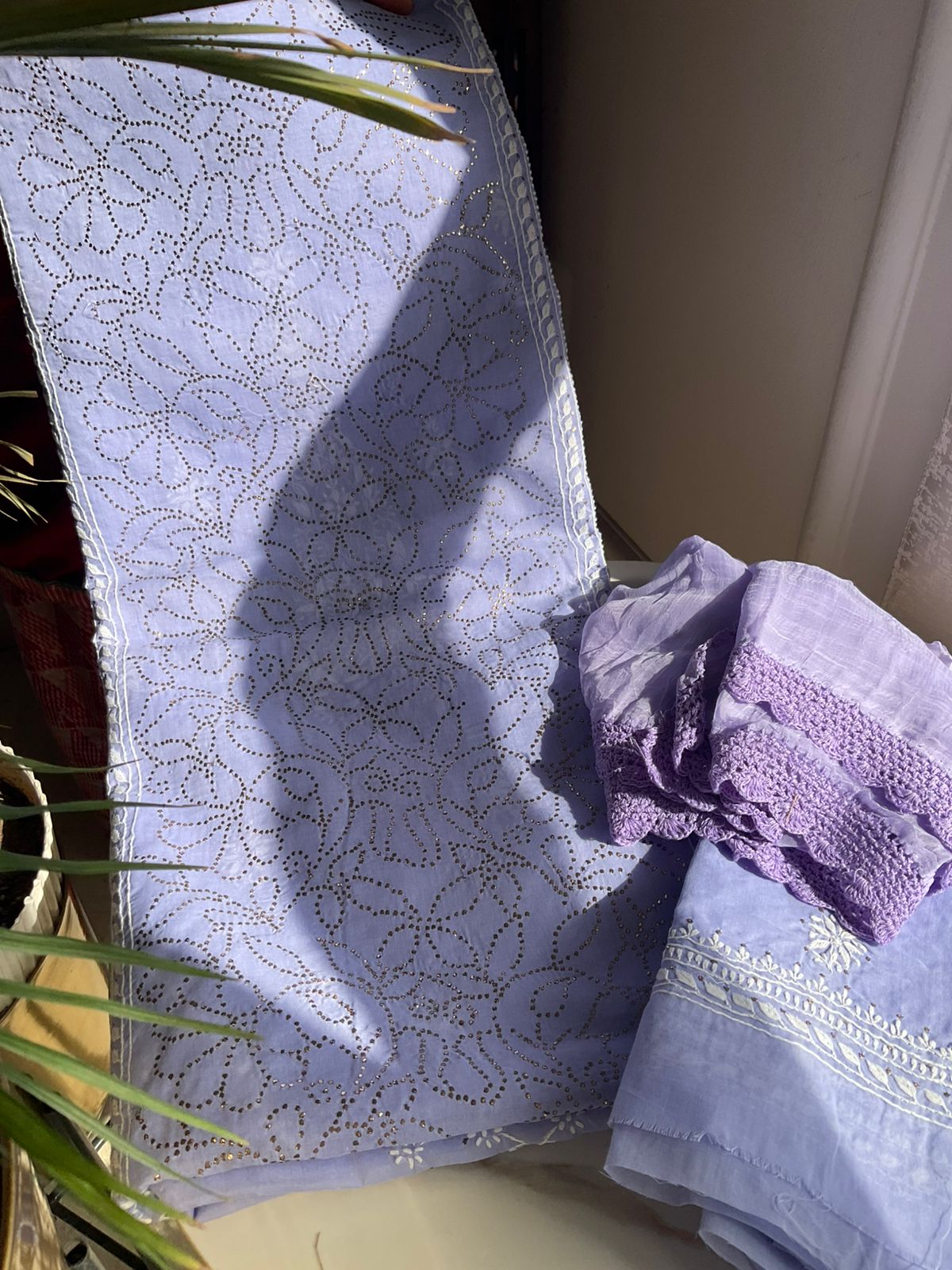 Ensemble Kurta en voile de pur coton avec broderie Chikankari Jaal et Mukaish et dupatta en mousseline (lot de 3) (non cousu)