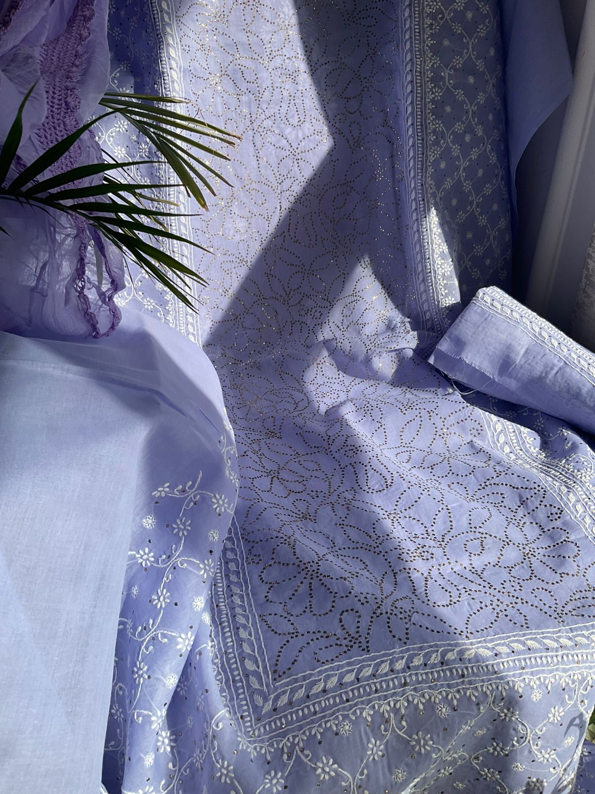 Ensemble Kurta en voile de pur coton avec broderie Chikankari Jaal et Mukaish et dupatta en mousseline (lot de 3) (non cousu)