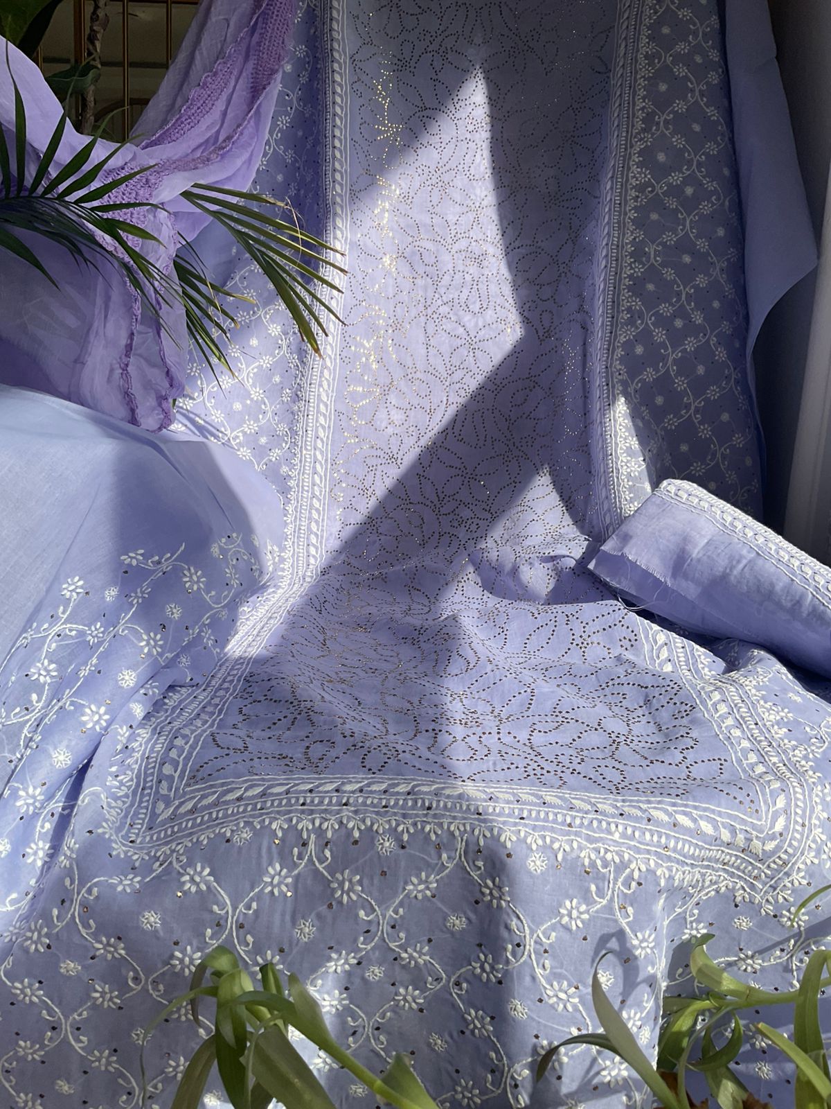 Ensemble Kurta en voile de pur coton avec broderie Chikankari Jaal et Mukaish et dupatta en mousseline (lot de 3) (non cousu)
