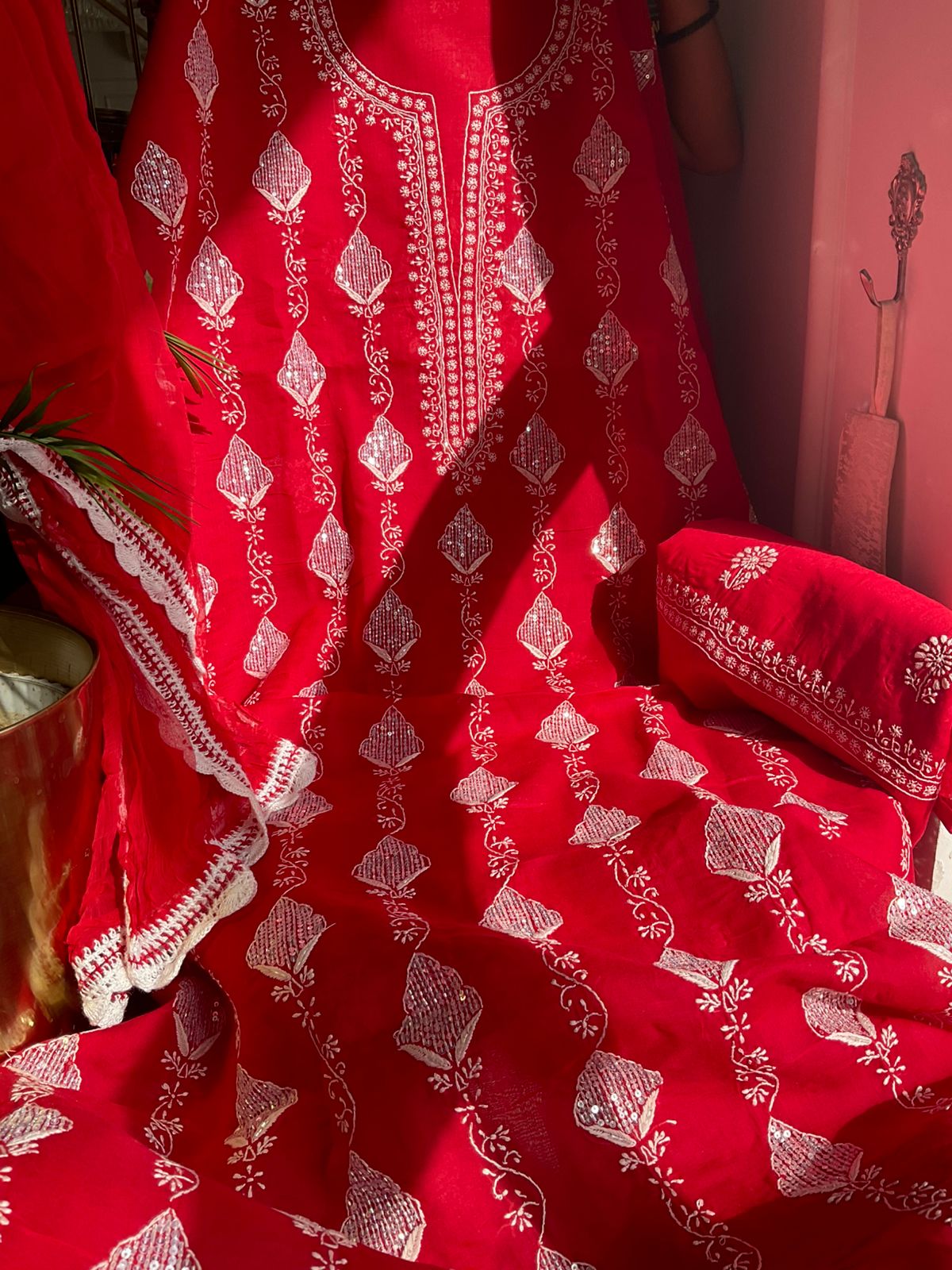 Ensemble Kurta en voile de pur coton avec broderie Chikankari Jaal et travail de Cutdana-Sequin, et Dupatta en mousseline (Lot de 3) (Non cousu)