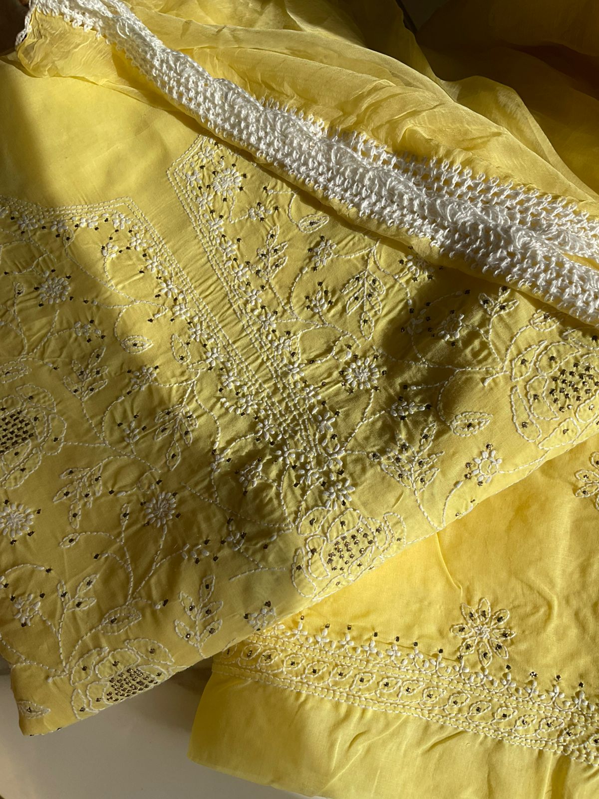 Ensemble Kurta en Voile de Coton Pur avec Motif Rose Jaal Chikankari & Travail Mukaish avec Dupatta en Mousseline (Lot de 3) (Non Cousu)