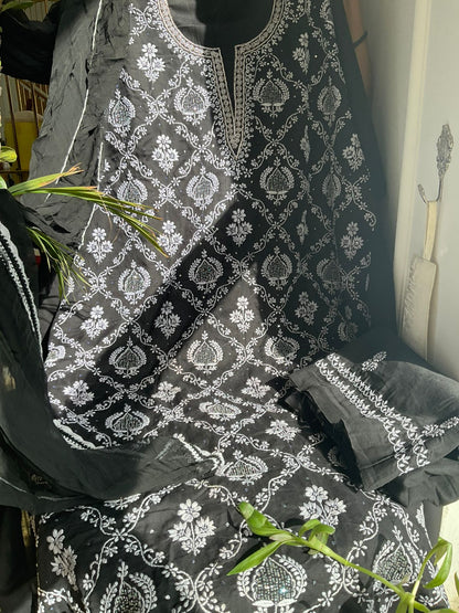 Ensemble kurta en voile de pur coton avec broderie chikankari jaal et dupatta en mousseline (lot de 3) (non cousu)
