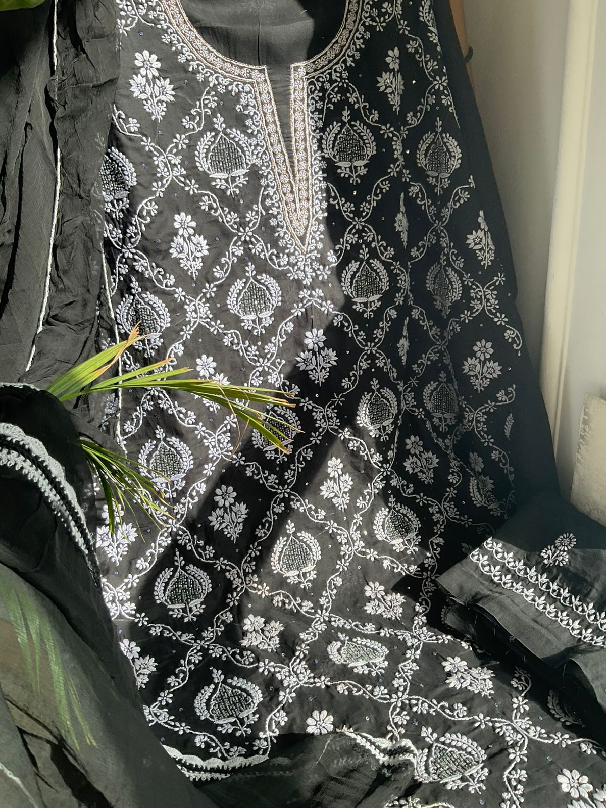 Ensemble kurta en voile de pur coton avec broderie chikankari jaal et dupatta en mousseline (lot de 3) (non cousu)