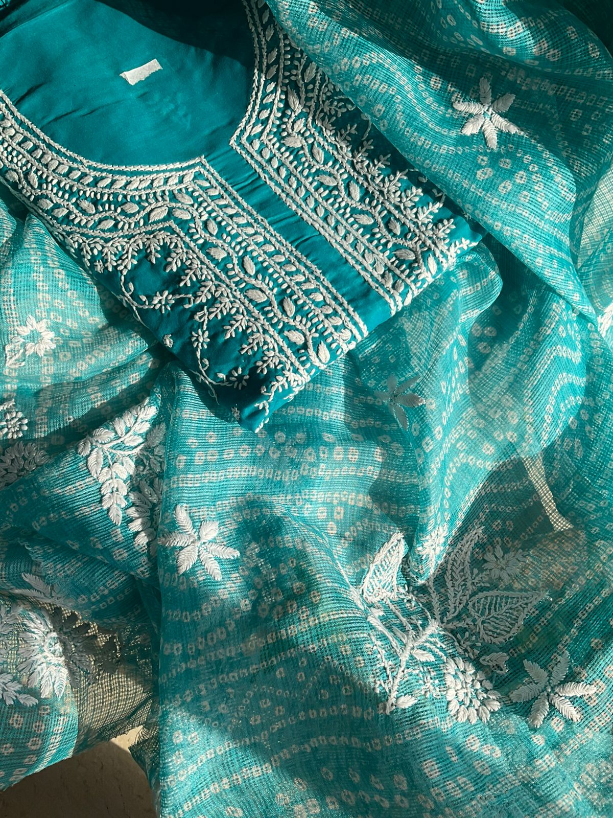 Ensemble Kurta en Pur Coton avec Chikankari Jaal sur toute la surface et Dupatta Kota Imprimé Bandhani (Lot de 3) (Non Cousu)