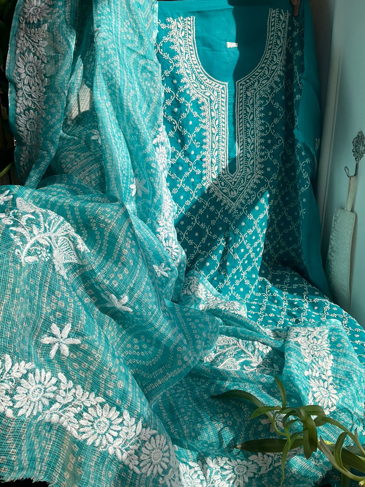 Ensemble Kurta en Pur Coton avec Chikankari Jaal sur toute la surface et Dupatta Kota Imprimé Bandhani (Lot de 3) (Non Cousu)