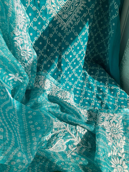 Ensemble Kurta en Pur Coton avec Chikankari Jaal sur toute la surface et Dupatta Kota Imprimé Bandhani (Lot de 3) (Non Cousu)