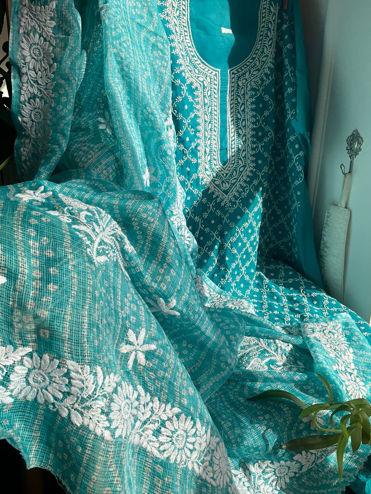 Ensemble Kurta en Pur Coton avec Chikankari Jaal sur toute la surface et Dupatta Kota Imprimé Bandhani (Lot de 3) (Non Cousu)