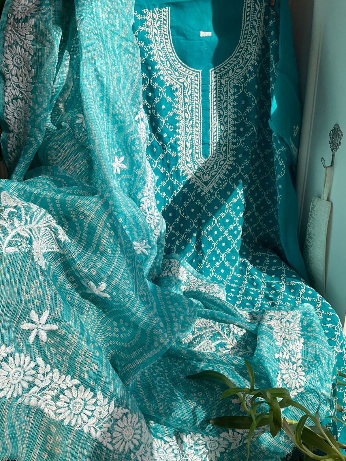 Ensemble Kurta en Pur Coton avec Chikankari Jaal sur toute la surface et Dupatta Kota Imprimé Bandhani (Lot de 3) (Non Cousu)