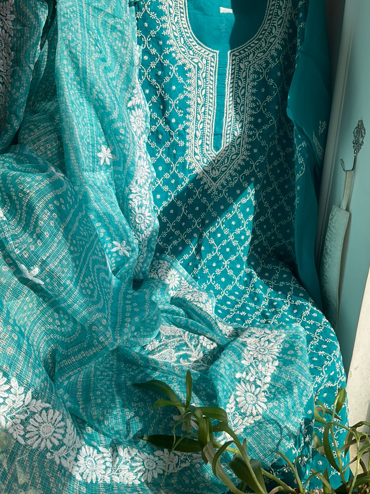 Ensemble Kurta en Pur Coton avec Chikankari Jaal sur toute la surface et Dupatta Kota Imprimé Bandhani (Lot de 3) (Non Cousu)