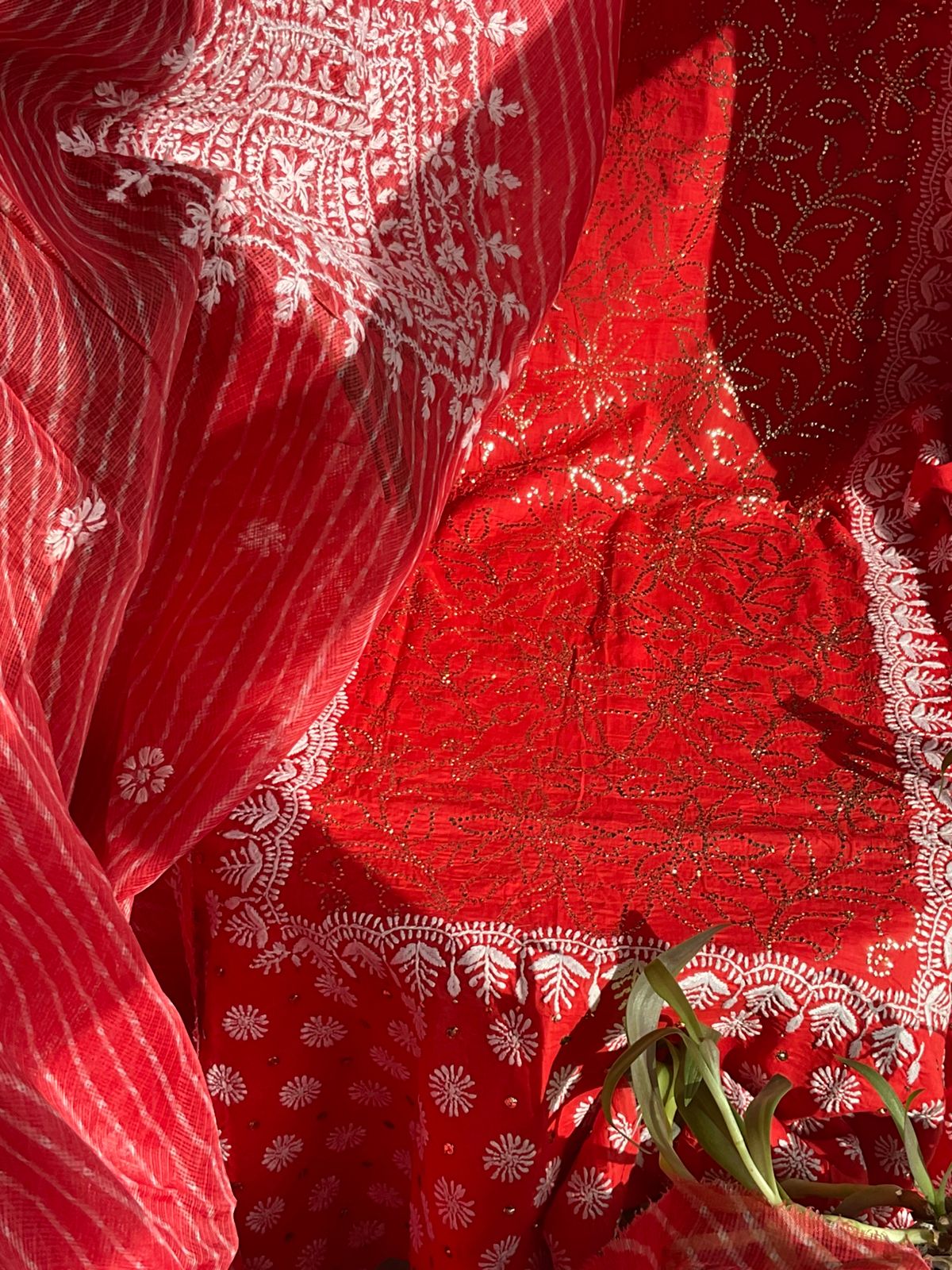 Ensemble Kurta en pur coton avec broderie Chikankari et travail Mukaish lourd, et dupatta Kota imprimé Leheriya (Lot de 3) (Non cousu)