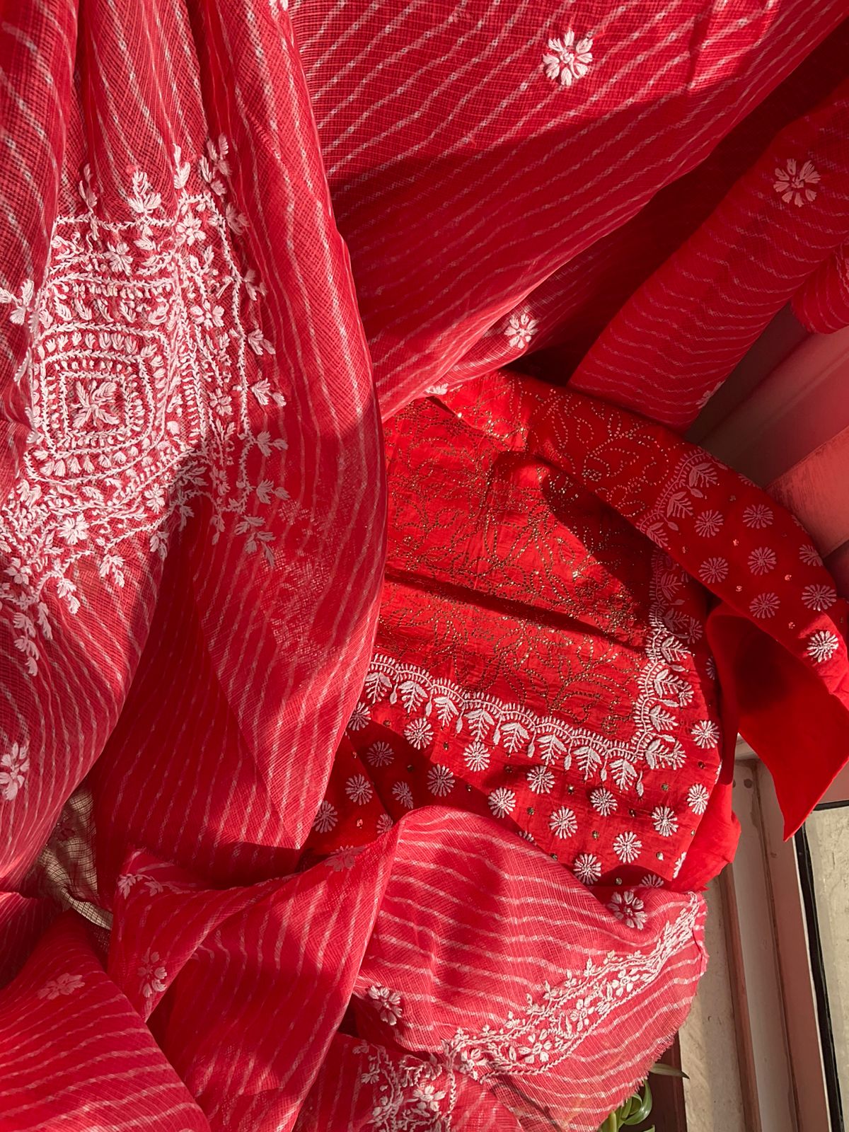 Ensemble Kurta en pur coton avec broderie Chikankari et travail Mukaish lourd, et dupatta Kota imprimé Leheriya (Lot de 3) (Non cousu)