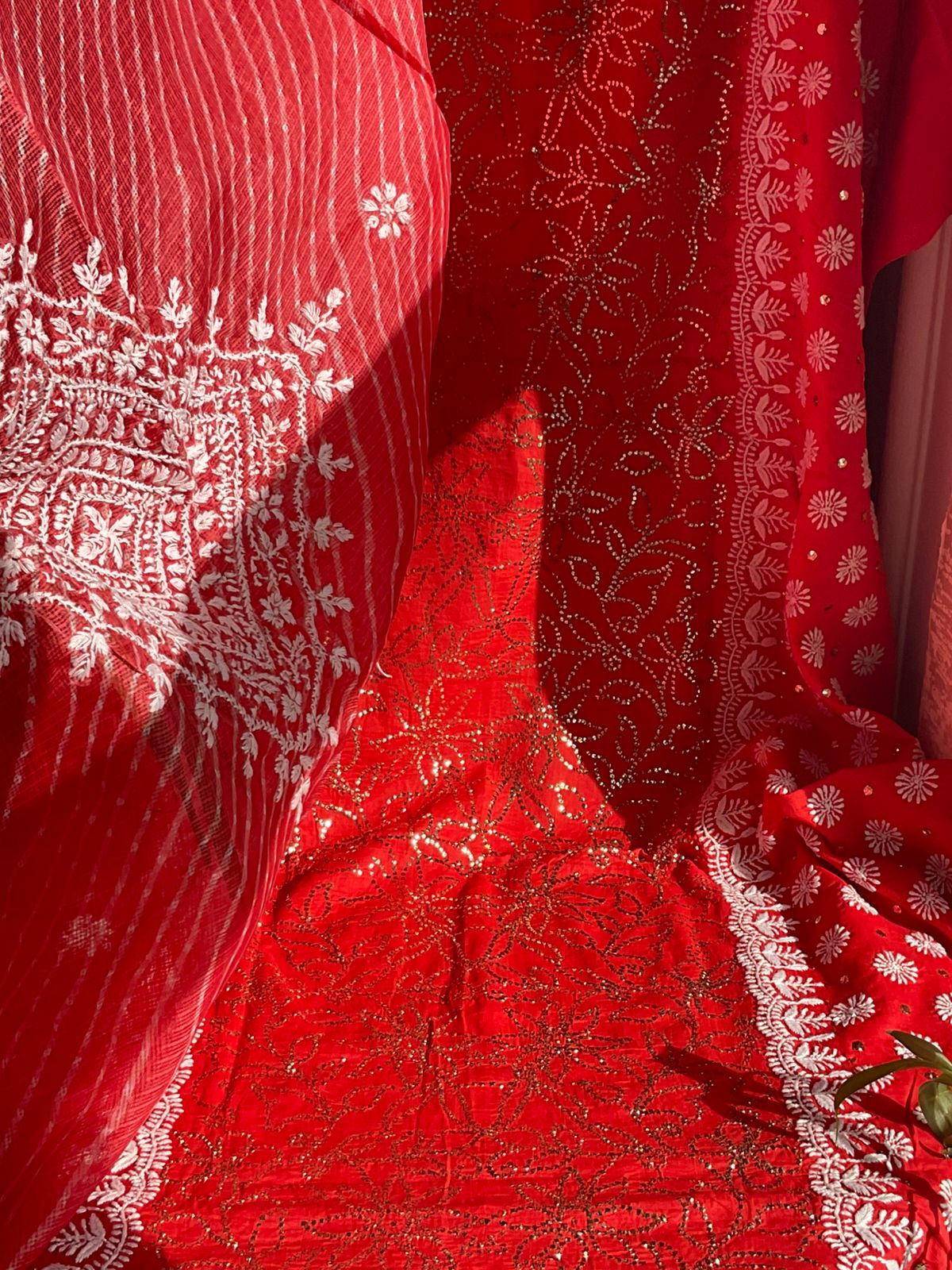 Ensemble Kurta en pur coton avec broderie Chikankari et travail Mukaish lourd, et dupatta Kota imprimé Leheriya (Lot de 3) (Non cousu)