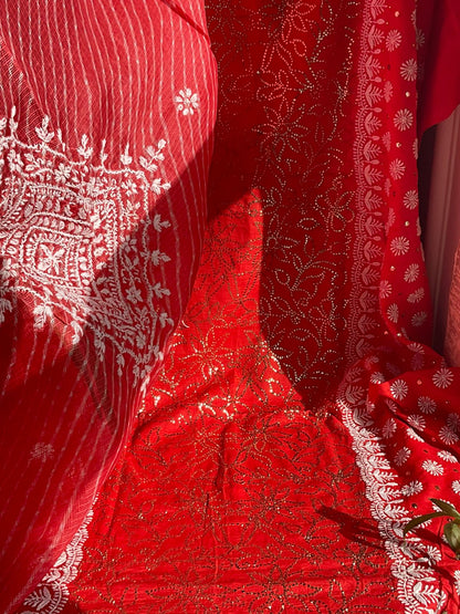 Ensemble Kurta en pur coton avec broderie Chikankari et travail Mukaish lourd, et dupatta Kota imprimé Leheriya (Lot de 3) (Non cousu)