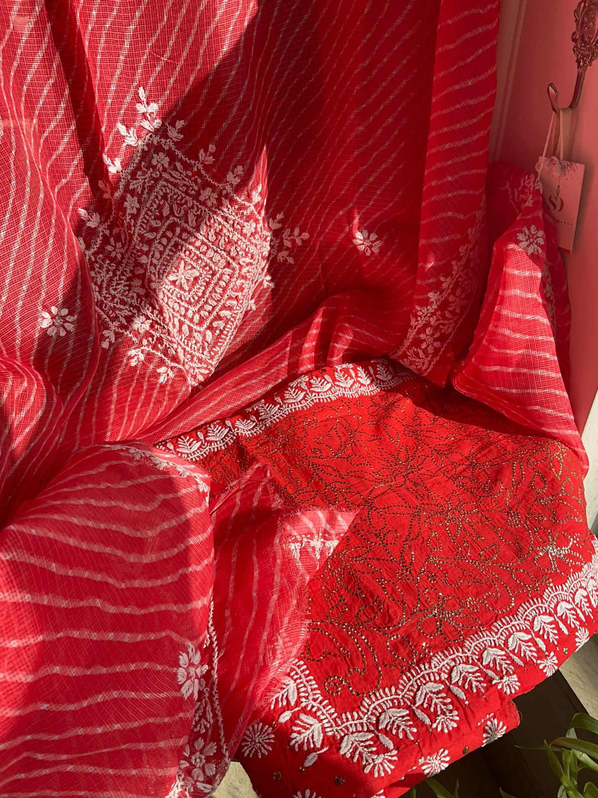 Ensemble Kurta en pur coton avec broderie Chikankari et travail Mukaish lourd, et dupatta Kota imprimé Leheriya (Lot de 3) (Non cousu)