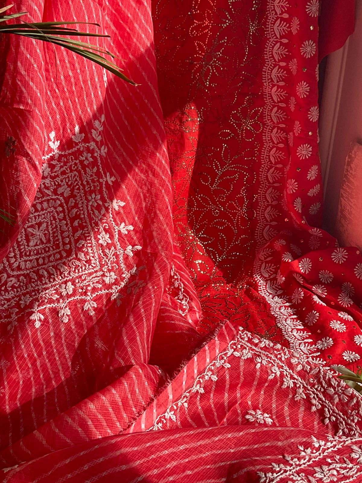 Ensemble Kurta en pur coton avec broderie Chikankari et travail Mukaish lourd, et dupatta Kota imprimé Leheriya (Lot de 3) (Non cousu)