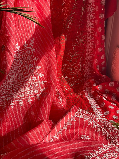 Ensemble Kurta en pur coton avec broderie Chikankari et travail Mukaish lourd, et dupatta Kota imprimé Leheriya (Lot de 3) (Non cousu)