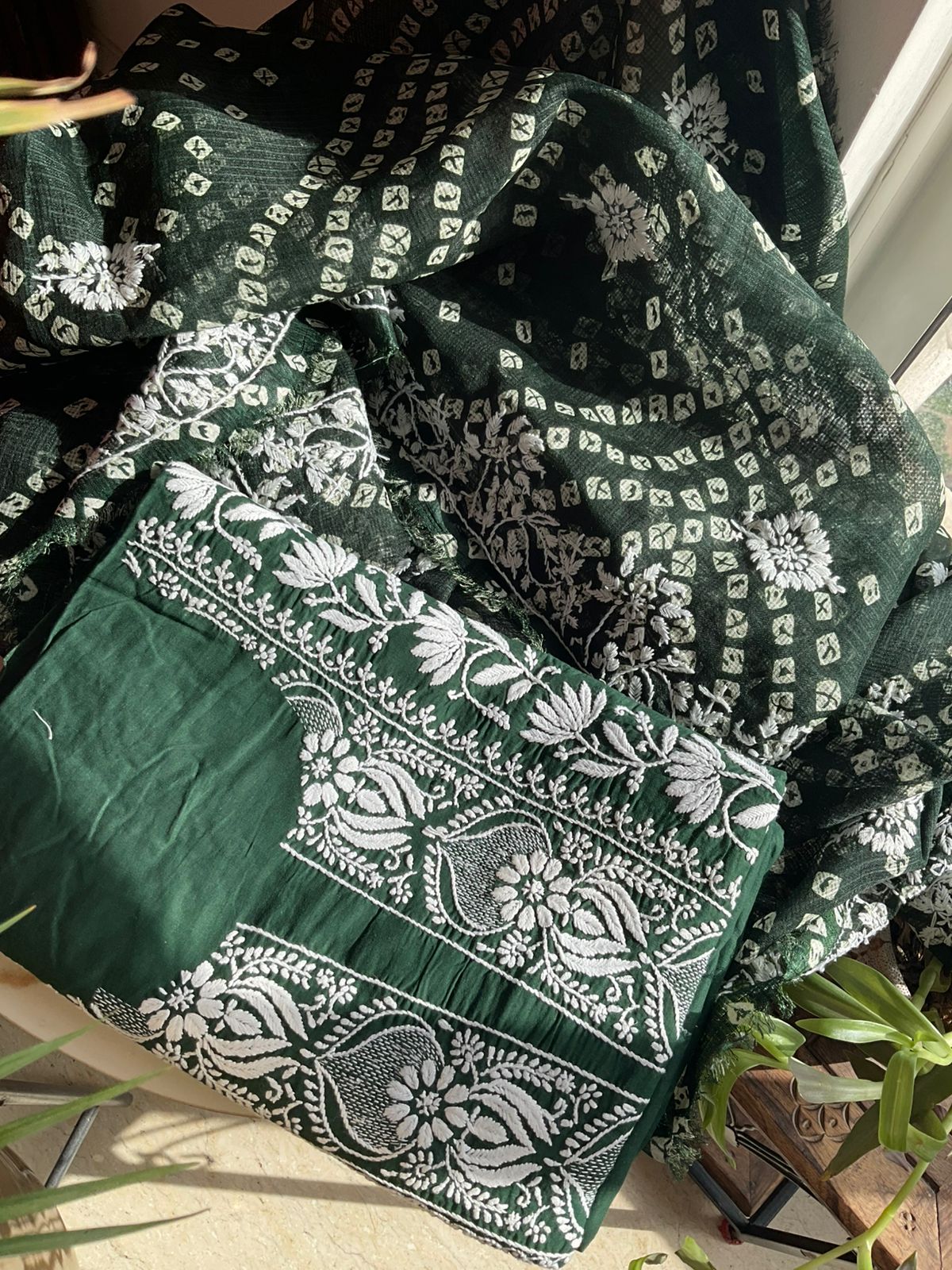 Ensemble Kurta en pur coton avec dupatta Kota imprimé Chikankari et Bandhani (Lot de 3) (Non cousu)
