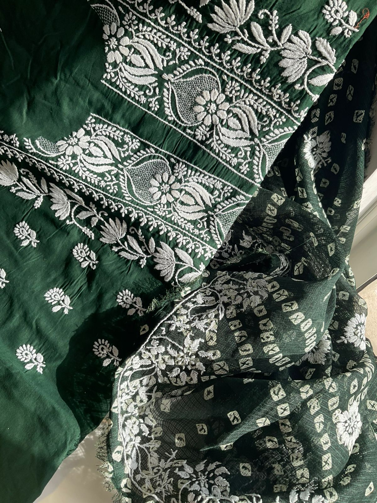 Ensemble Kurta en pur coton avec dupatta Kota imprimé Chikankari et Bandhani (Lot de 3) (Non cousu)