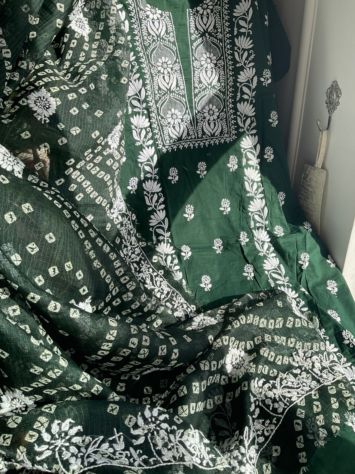 Ensemble Kurta en pur coton avec dupatta Kota imprimé Chikankari et Bandhani (Lot de 3) (Non cousu)
