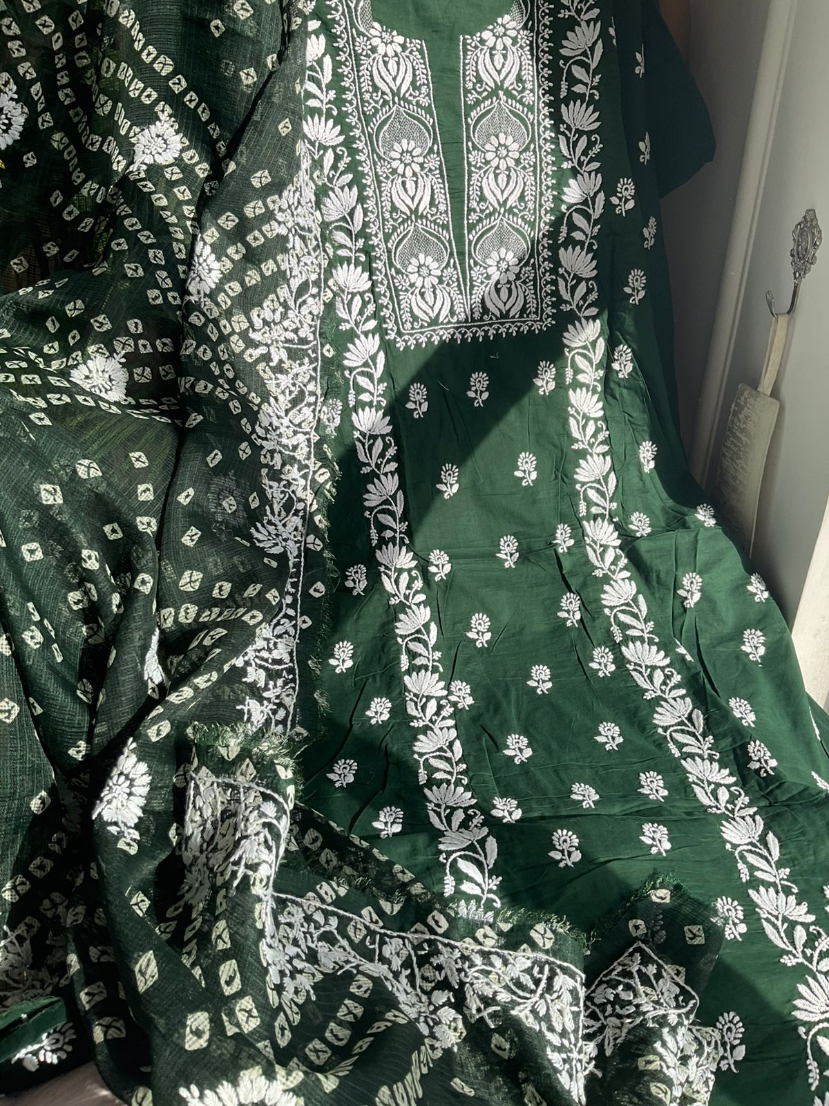 Ensemble Kurta en pur coton avec dupatta Kota imprimé Chikankari et Bandhani (Lot de 3) (Non cousu)