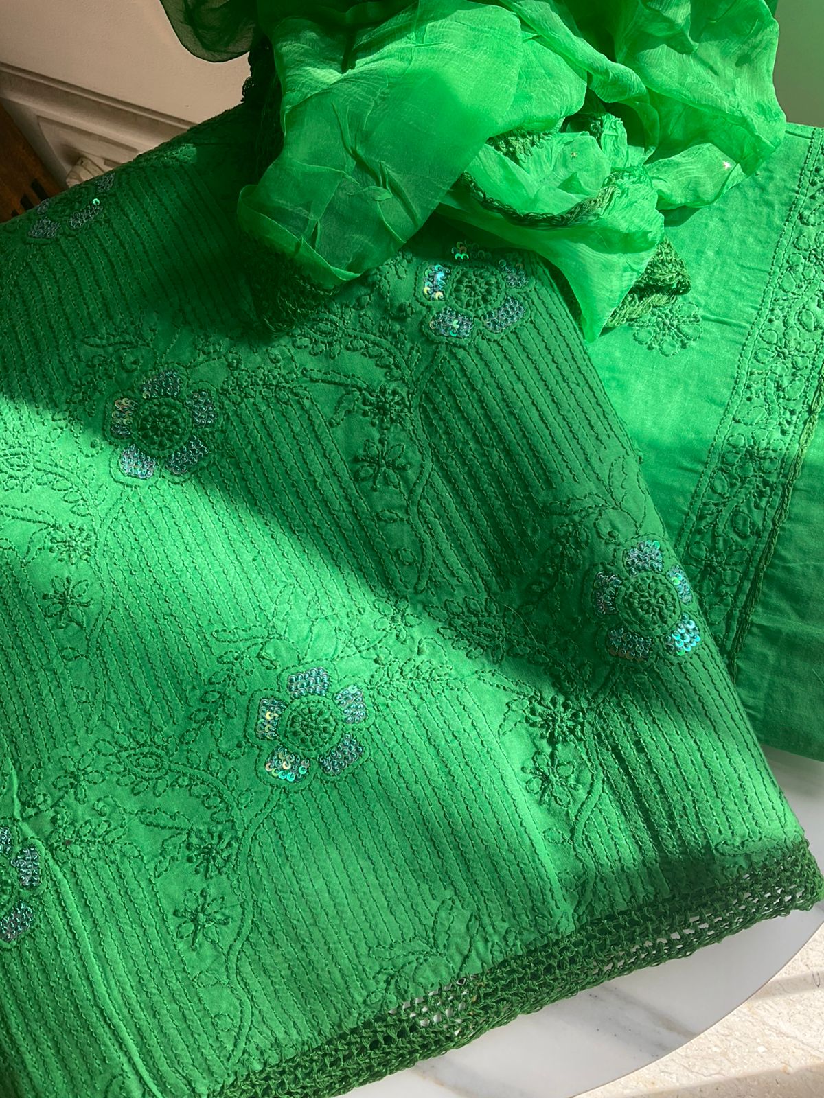 Ensemble Kurta Vert Feuille en Voile Pur Coton avec Broderies Chikankari et Paillettes, et Dupatta en Mousseline (Lot de 3) (Non Cousu)