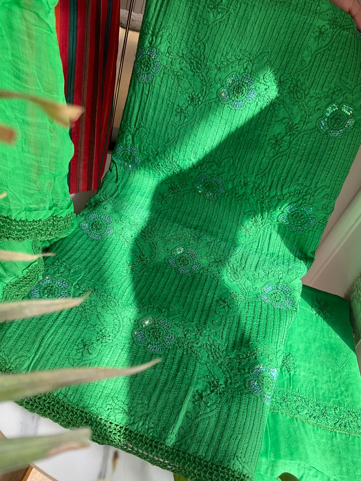 Ensemble Kurta Vert Feuille en Voile Pur Coton avec Broderies Chikankari et Paillettes, et Dupatta en Mousseline (Lot de 3) (Non Cousu)