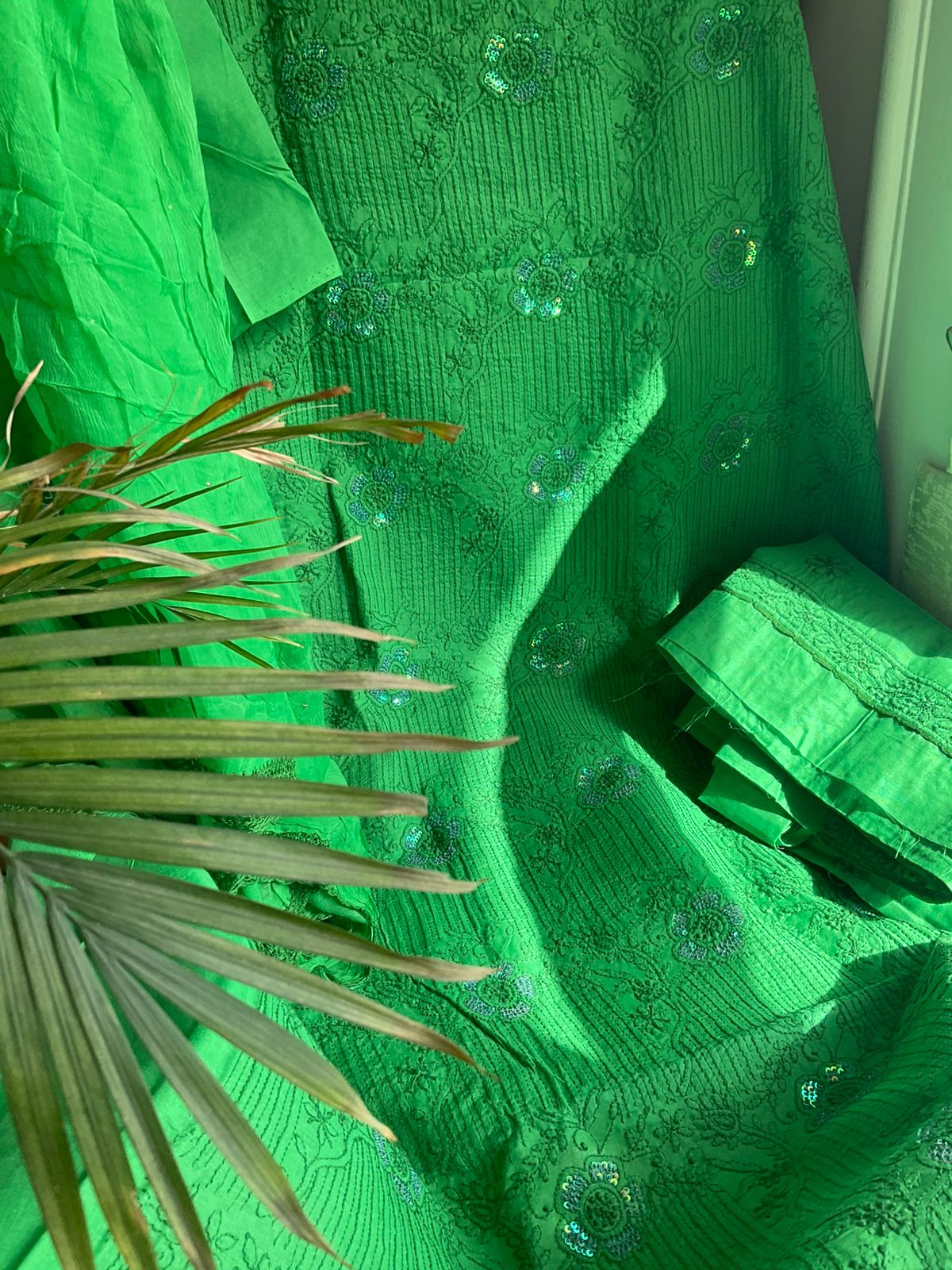 Ensemble Kurta Vert Feuille en Voile Pur Coton avec Broderies Chikankari et Paillettes, et Dupatta en Mousseline (Lot de 3) (Non Cousu)