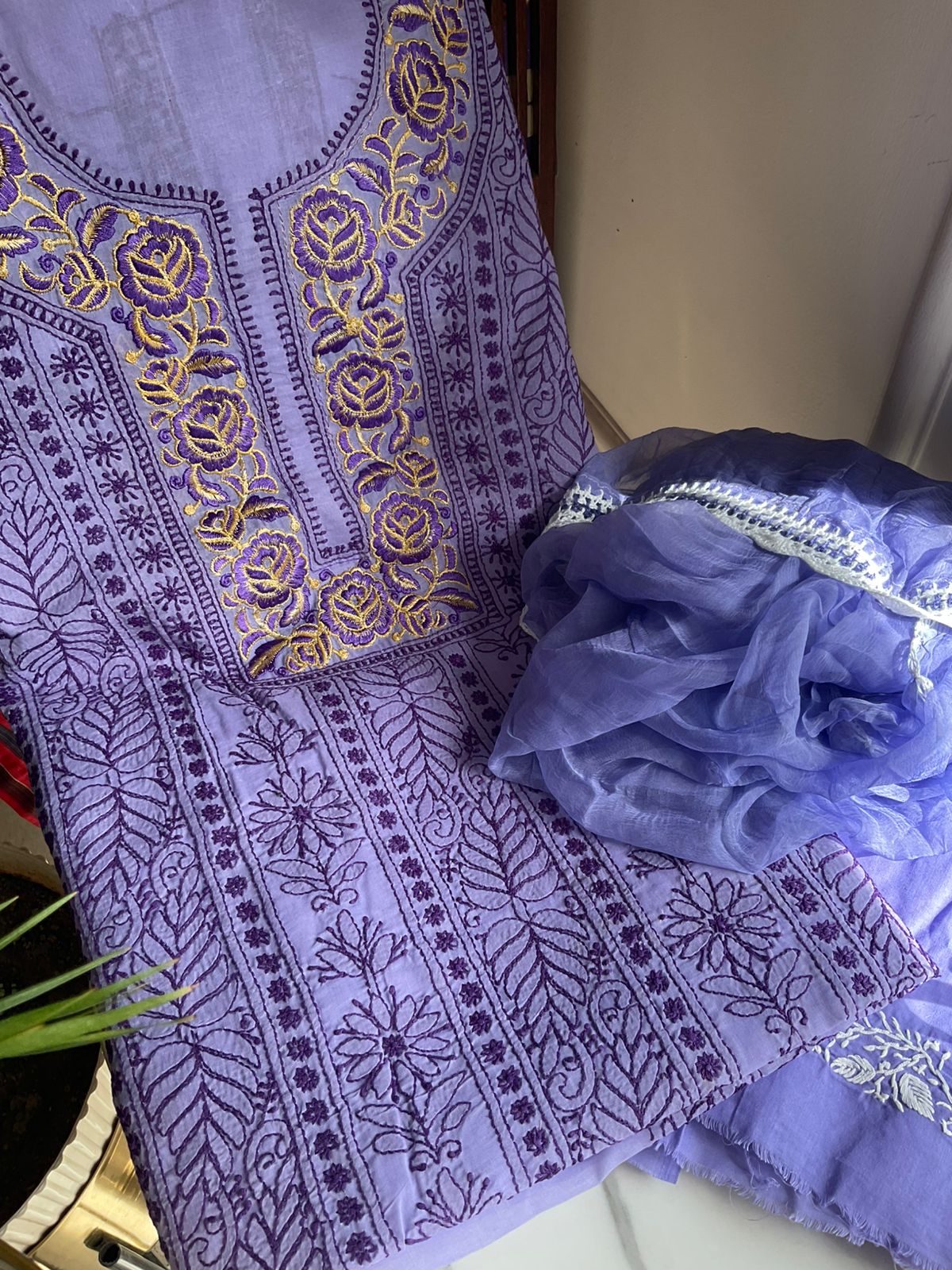 Ensemble kurta en voile de pur coton avec broderies Chikankari et Parsi et dupatta en mousseline (lot de 3) (non cousu)