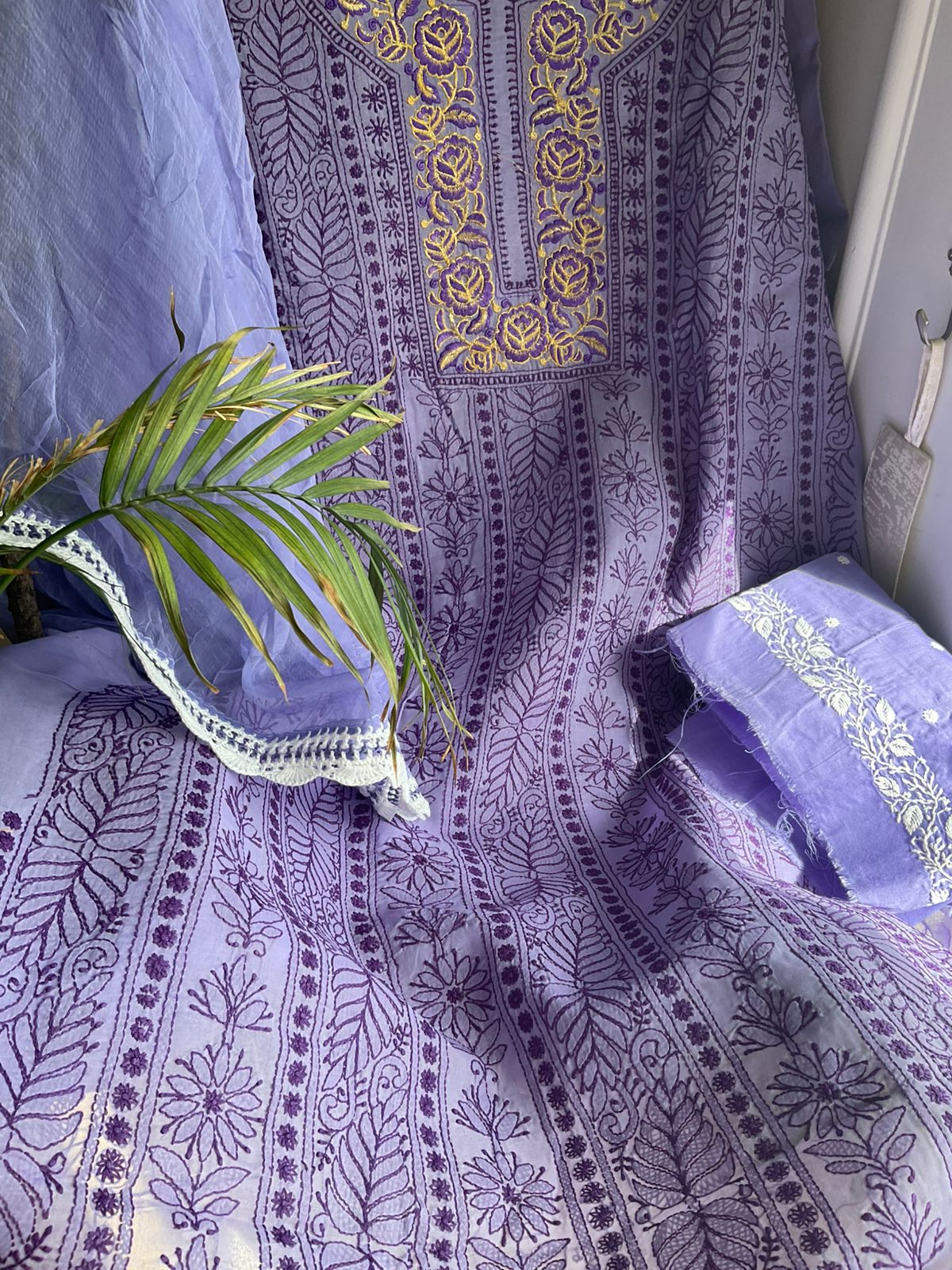 Ensemble kurta en voile de pur coton avec broderies Chikankari et Parsi et dupatta en mousseline (lot de 3) (non cousu)