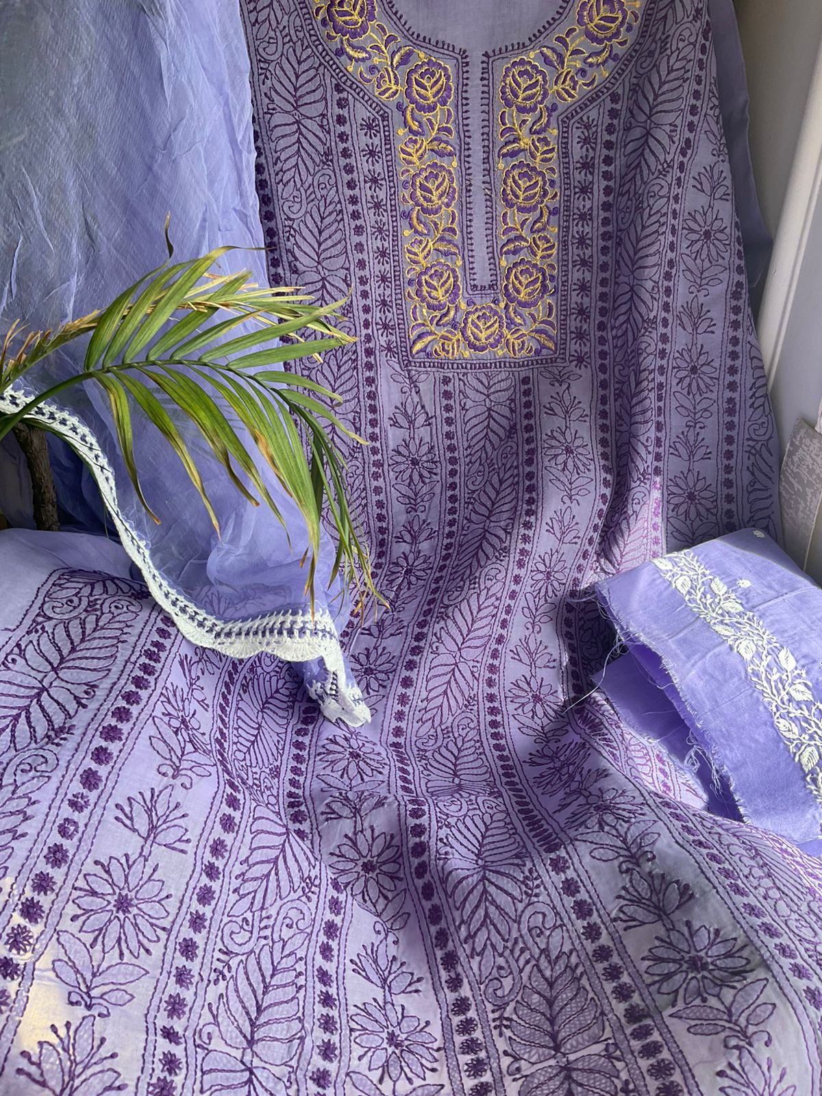 Ensemble kurta en voile de pur coton avec broderies Chikankari et Parsi et dupatta en mousseline (lot de 3) (non cousu)