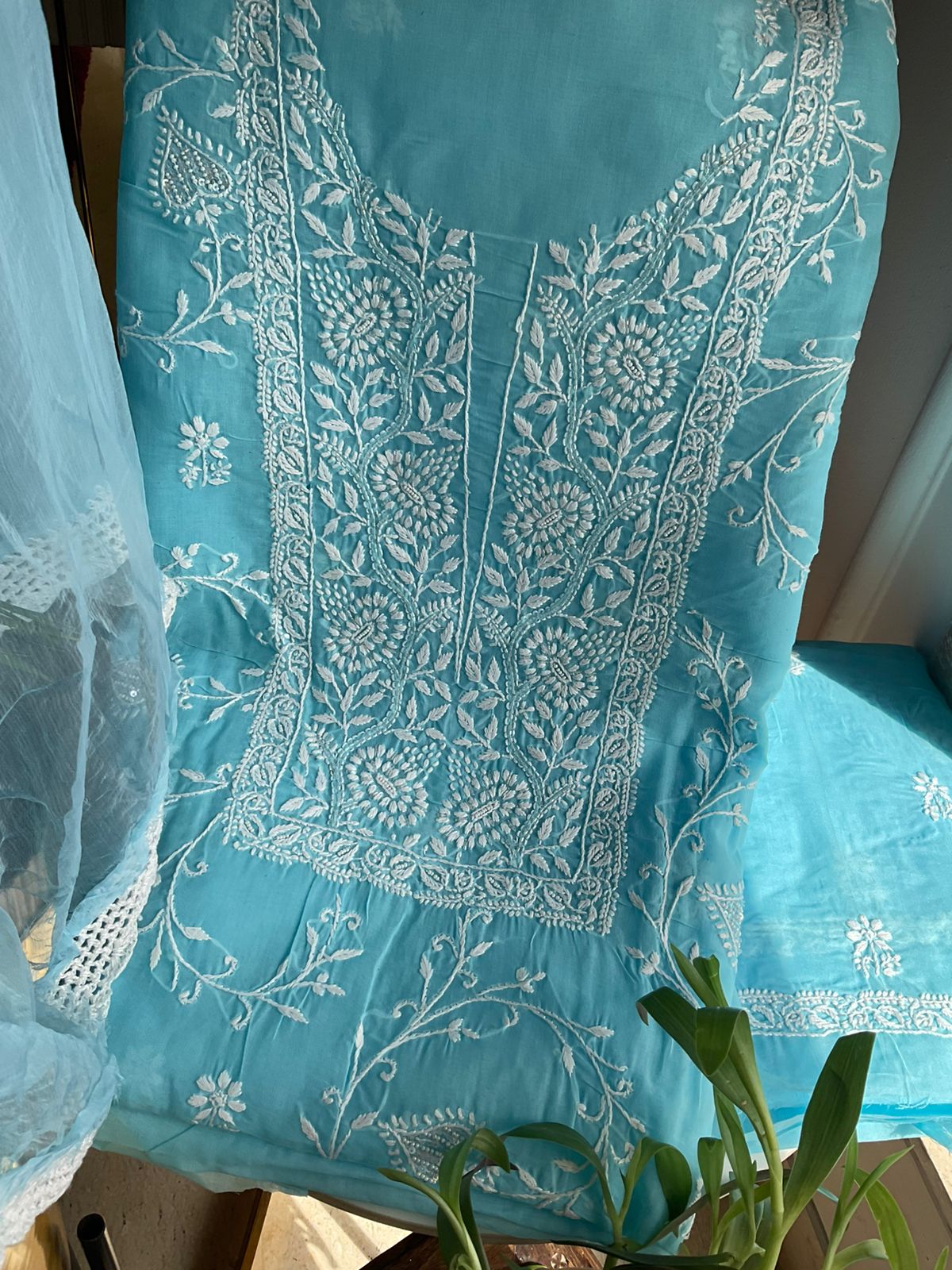 Ensemble Kurta en voile de pur coton avec broderie Chikankari et travail de perles-paillettes avec dupatta en mousseline (lot de 3) (non cousu)