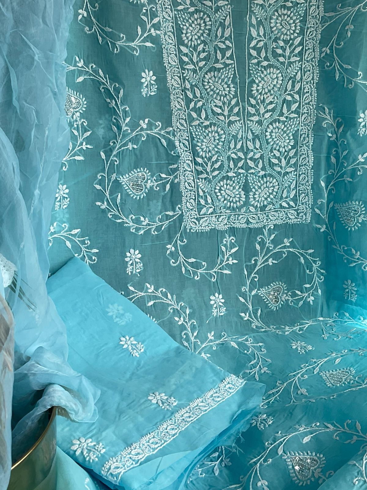 Ensemble Kurta en voile de pur coton avec broderie Chikankari et travail de perles-paillettes avec dupatta en mousseline (lot de 3) (non cousu)