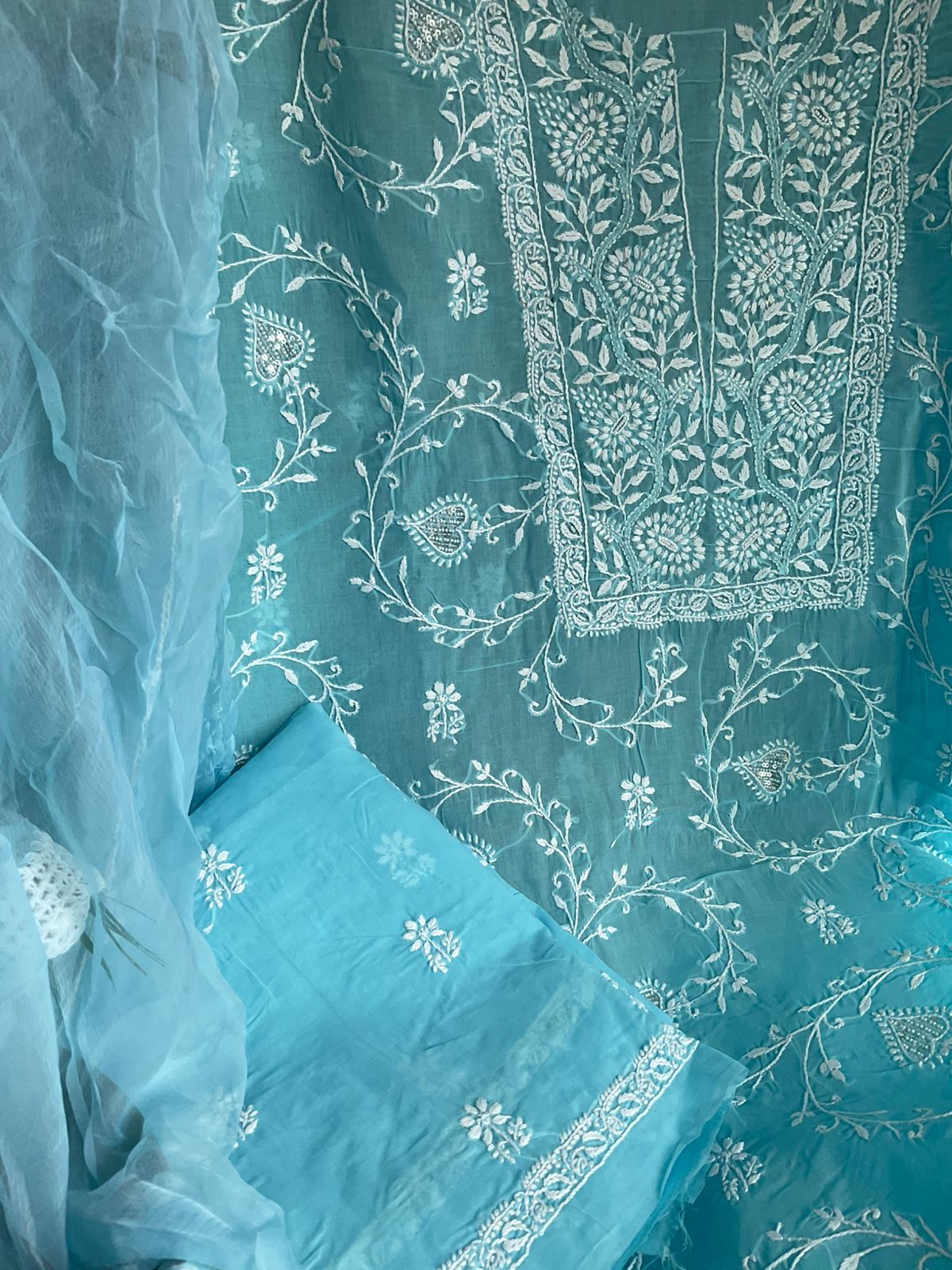Ensemble Kurta en voile de pur coton avec broderie Chikankari et travail de perles-paillettes avec dupatta en mousseline (lot de 3) (non cousu)