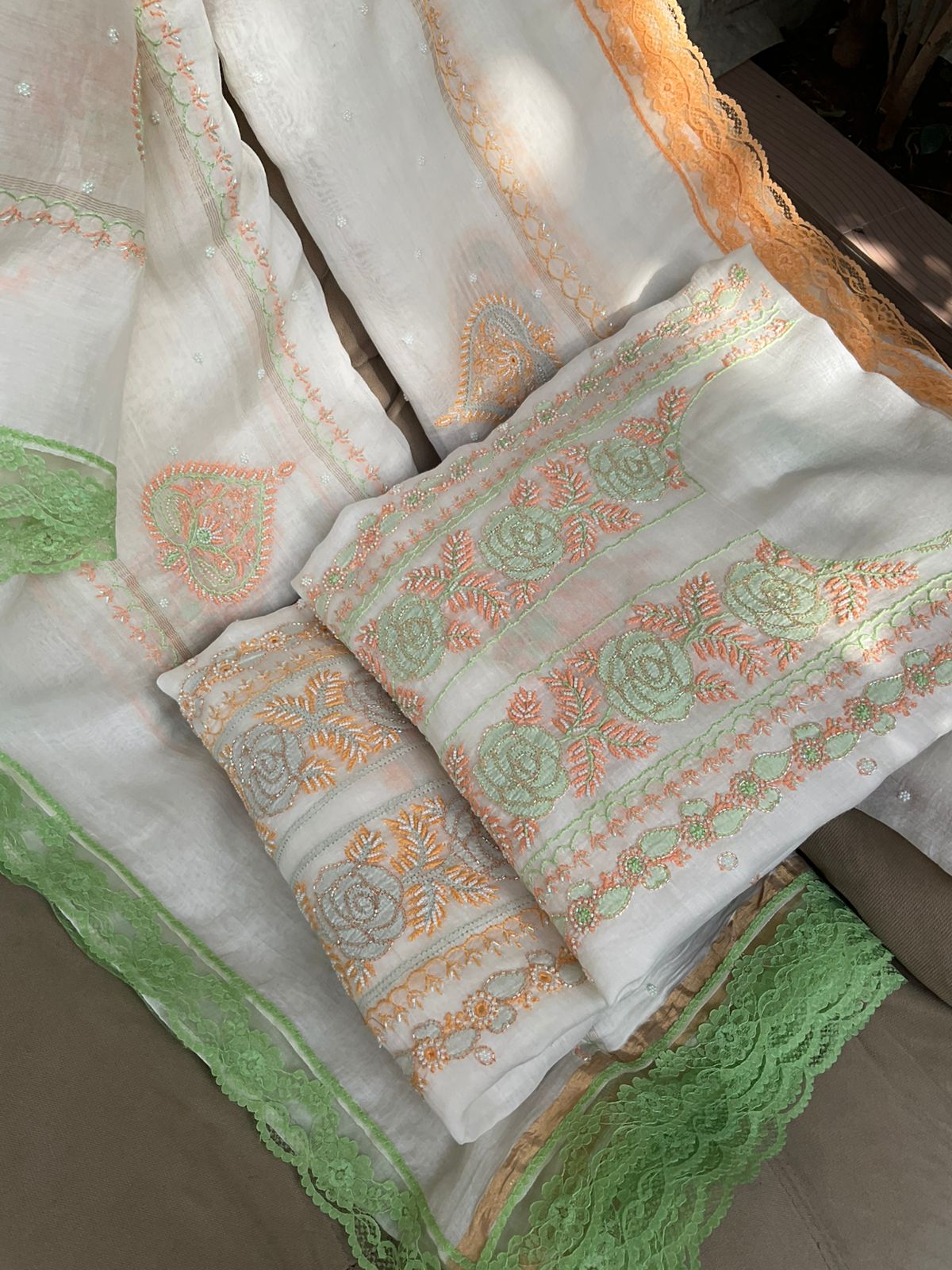 Ensemble Kurta non cousu Pure Mulmul avec travail Chikankari et Cutdana et Dupatta brodé (lot de 3) (Non cousu)