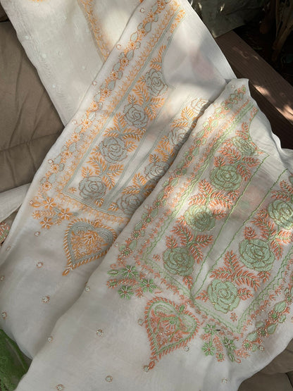 Ensemble Kurta non cousu Pure Mulmul avec travail Chikankari et Cutdana et Dupatta brodé (lot de 3) (Non cousu)