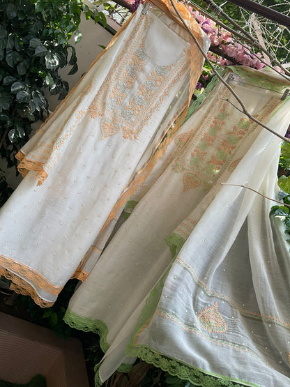 Ensemble Kurta non cousu Pure Mulmul avec travail Chikankari et Cutdana et Dupatta brodé (lot de 3) (Non cousu)