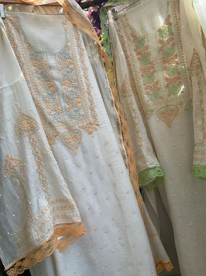 Ensemble Kurta non cousu Pure Mulmul avec travail Chikankari et Cutdana et Dupatta brodé (lot de 3) (Non cousu)