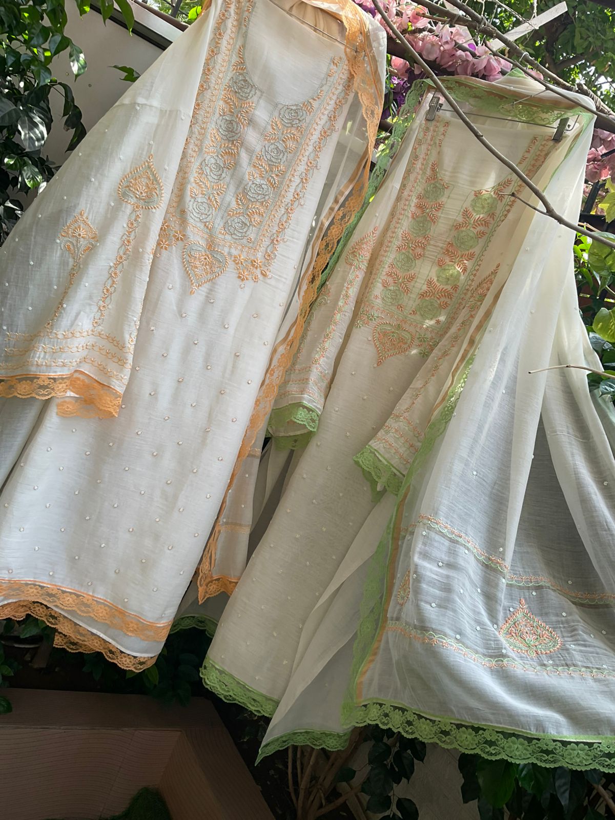 Ensemble Kurta non cousu Pure Mulmul avec travail Chikankari et Cutdana et Dupatta brodé (lot de 3) (Non cousu)