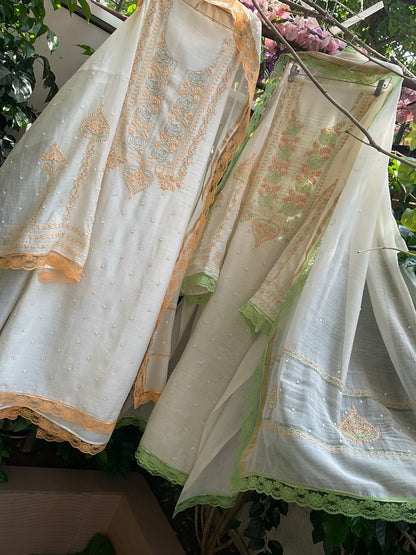 Ensemble Kurta non cousu Pure Mulmul avec travail Chikankari et Cutdana et Dupatta brodé (lot de 3) (Non cousu)