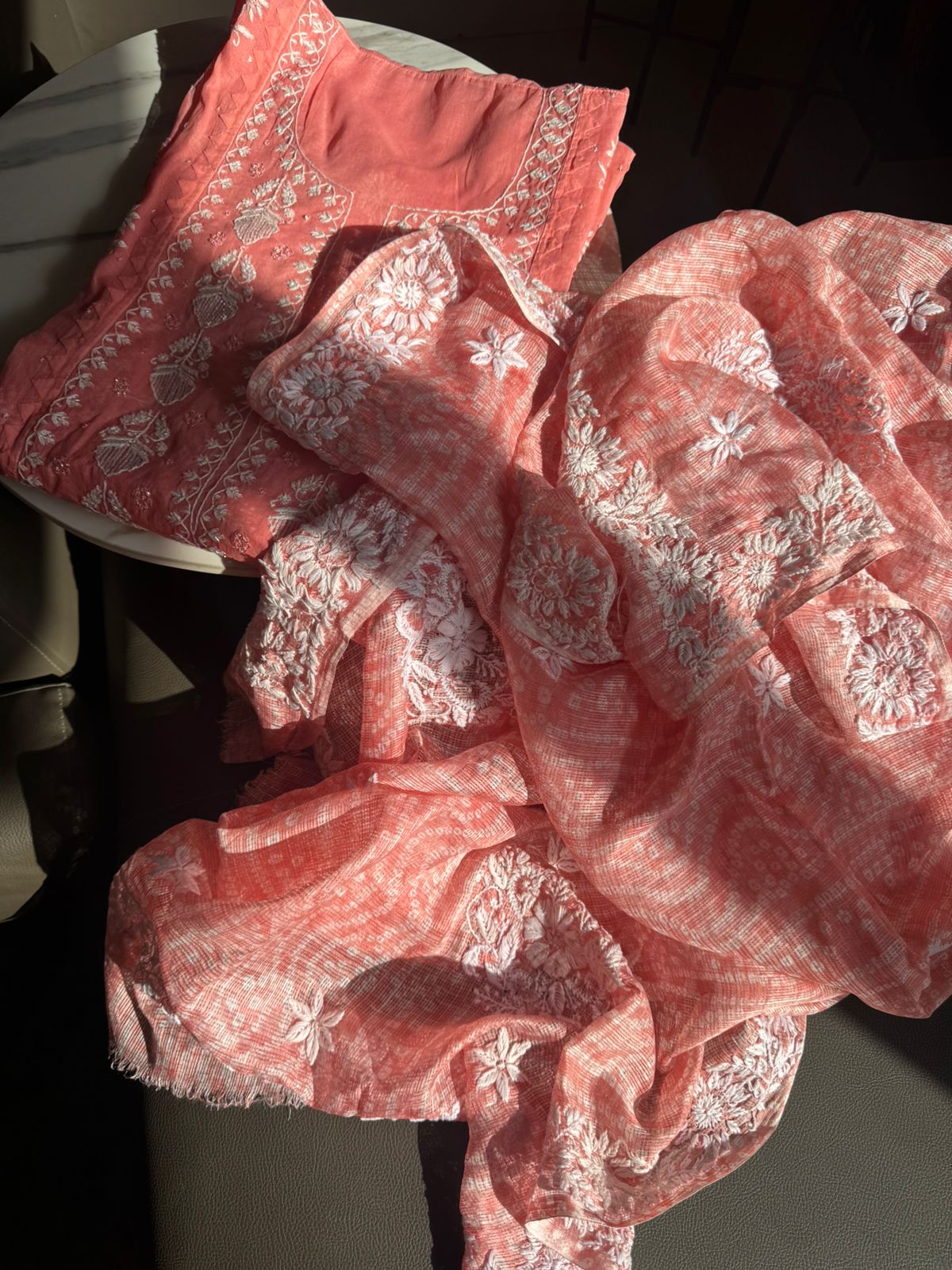 Ensemble Kurta en organdi pur avec broderies Chikankari et Darz, et dupatta Kota Bandhani (lot de 2) (non cousu)