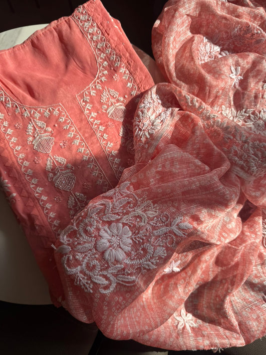 Ensemble Kurta en organdi pur avec broderies Chikankari et Darz, et dupatta Kota Bandhani (lot de 2) (non cousu)