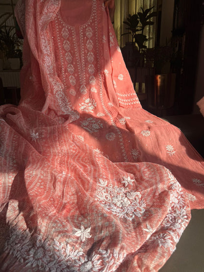 Ensemble Kurta en organdi pur avec broderies Chikankari et Darz, et dupatta Kota Bandhani (lot de 2) (non cousu)