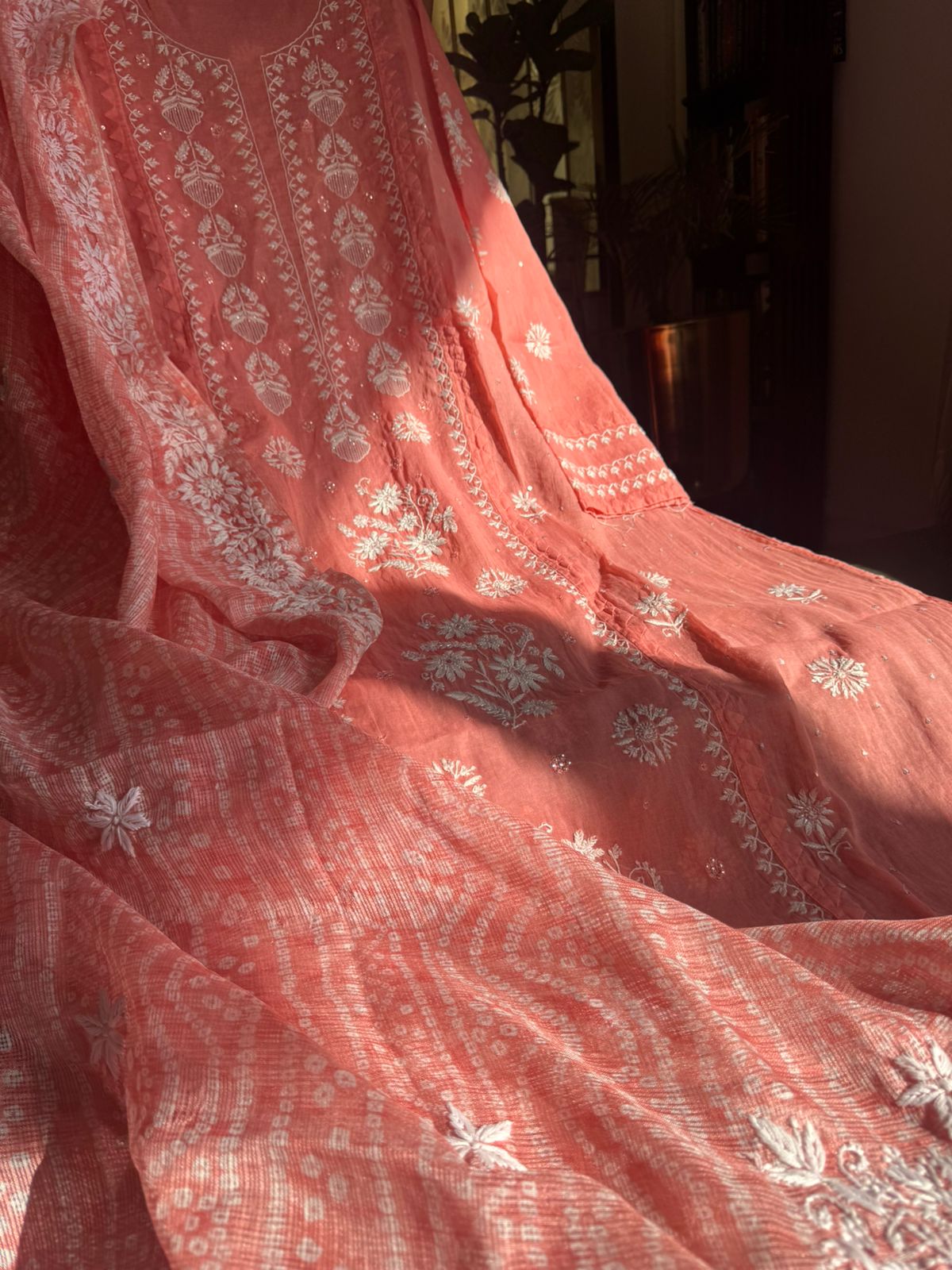 Ensemble Kurta en organdi pur avec broderies Chikankari et Darz, et dupatta Kota Bandhani (lot de 2) (non cousu)