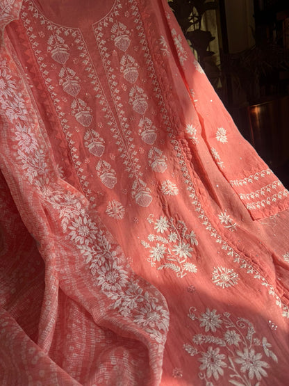 Ensemble Kurta en organdi pur avec broderies Chikankari et Darz, et dupatta Kota Bandhani (lot de 2) (non cousu)