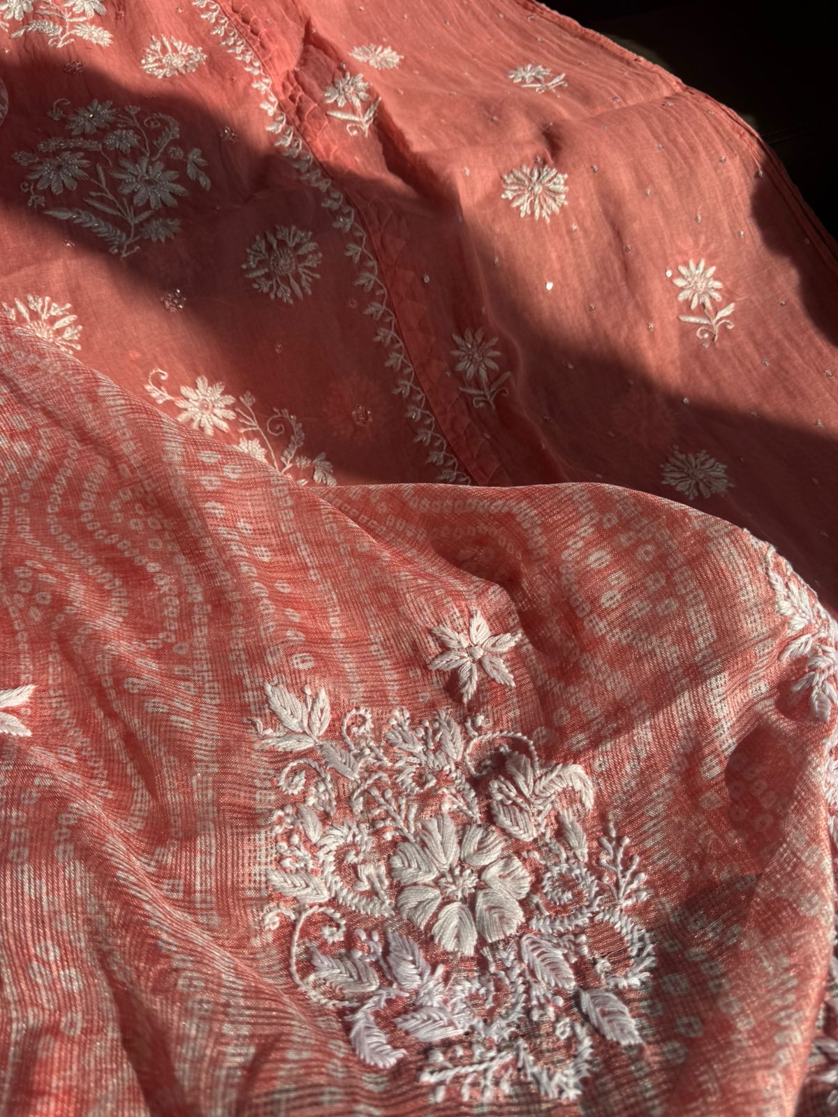 Ensemble Kurta en organdi pur avec broderies Chikankari et Darz, et dupatta Kota Bandhani (lot de 2) (non cousu)