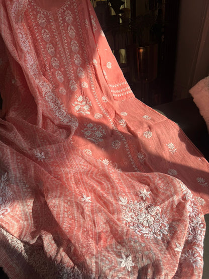 Ensemble Kurta en organdi pur avec broderies Chikankari et Darz, et dupatta Kota Bandhani (lot de 2) (non cousu)