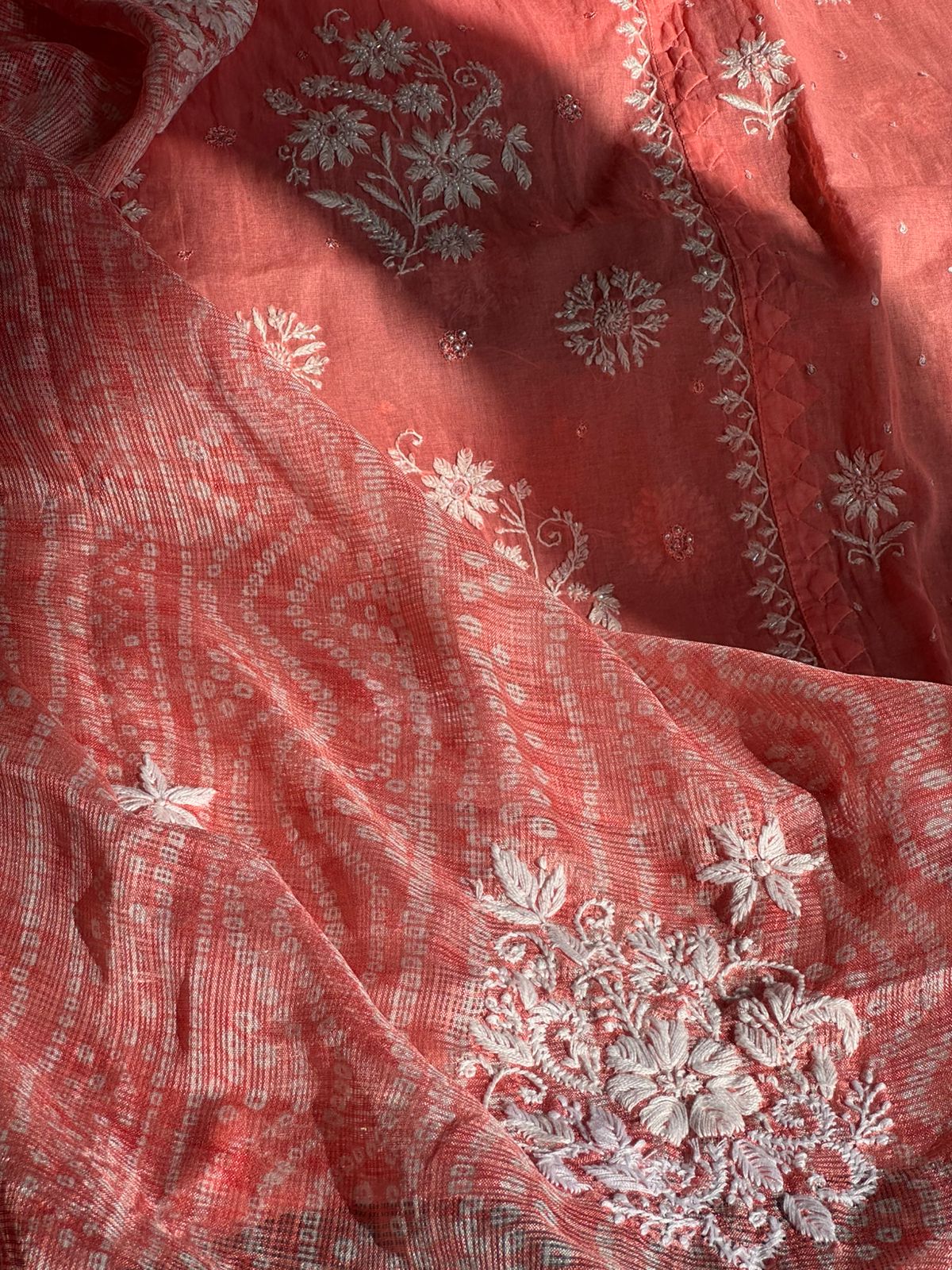 Ensemble Kurta en organdi pur avec broderies Chikankari et Darz, et dupatta Kota Bandhani (lot de 2) (non cousu)
