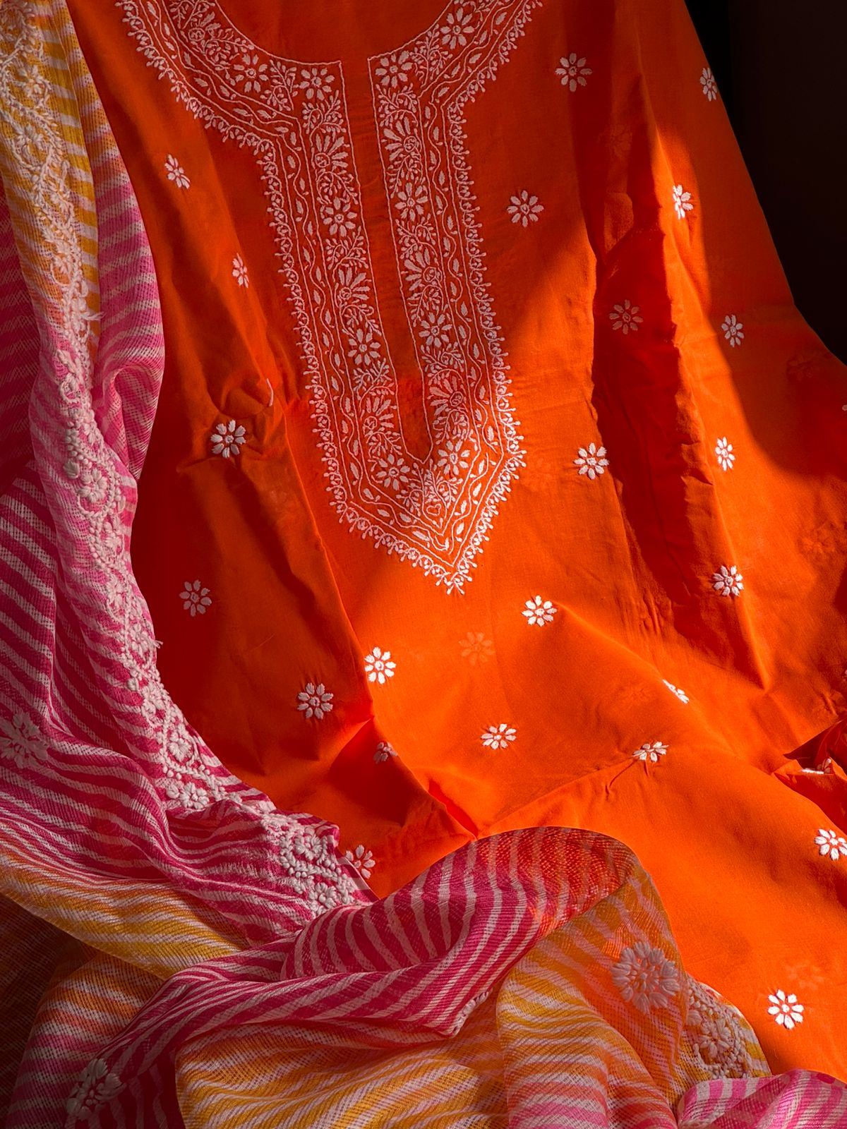 Ensemble Kurta en voile de pur coton avec motif Chikankari et Dupatta Kota Leheriya (Lot de 2) (Non cousu)
