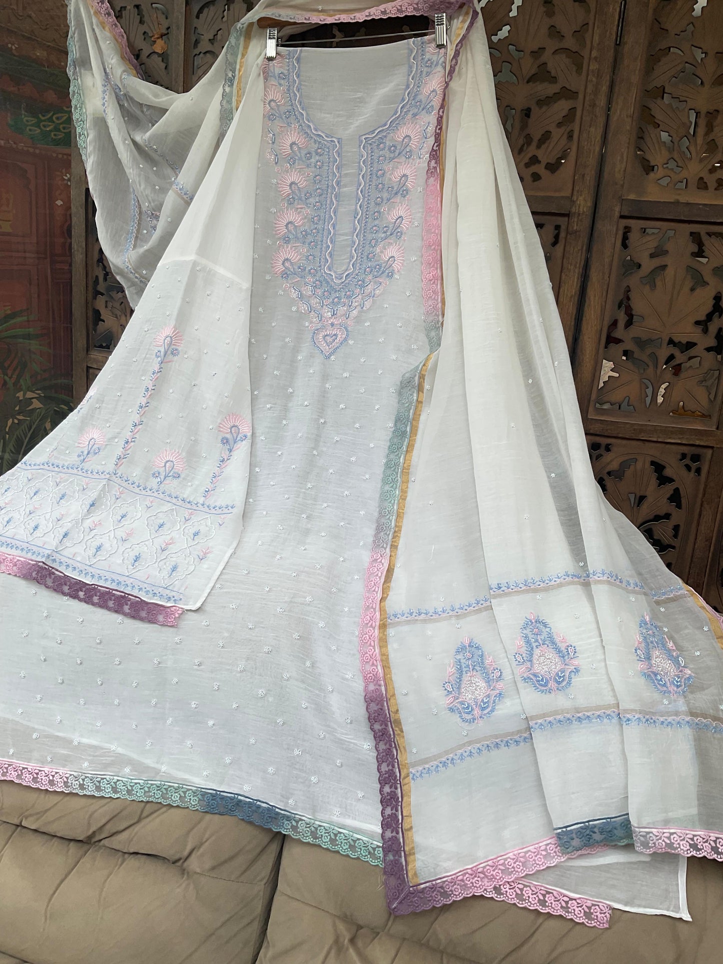 Ensemble de costume Chikankari en mulmul ivoire avec broderies de perles et de cutdanas (Ensemble de 3) (Semi-cousu)