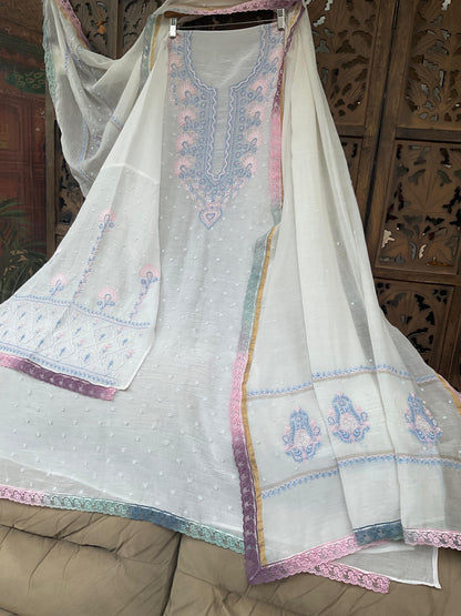 Ensemble de costume Chikankari en mulmul ivoire avec broderies de perles et de cutdanas (Ensemble de 3) (Semi-cousu)